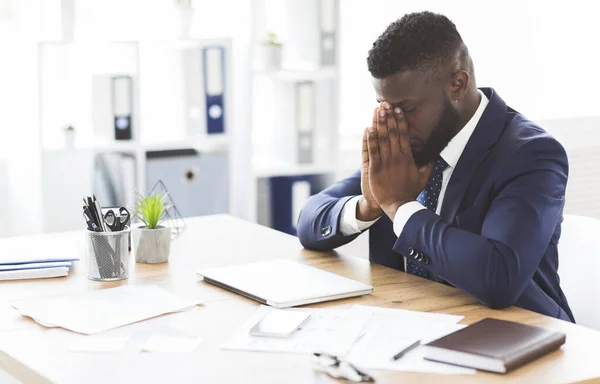 Jonge vermoeide zakenman met stress op het werk — Stockfoto