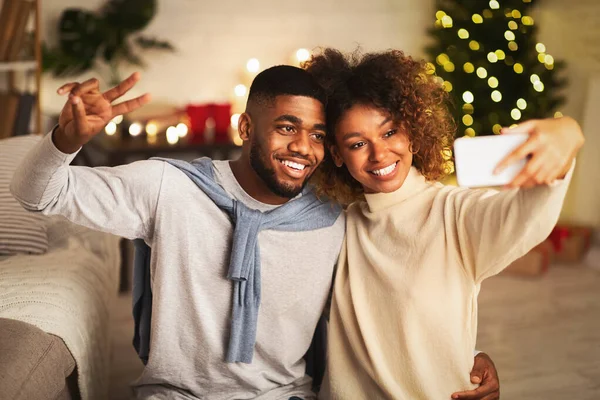 Mutlu siyah çift Noel arifesinde selfie çekiyor. — Stok fotoğraf