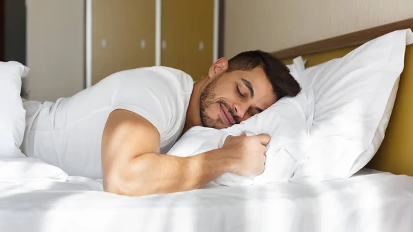 Joven durmiendo pacíficamente en su cama —  Fotos de Stock