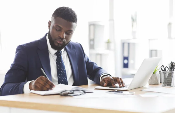 Homme d'affaires noir réussi travaillant dur dans le bureau — Photo