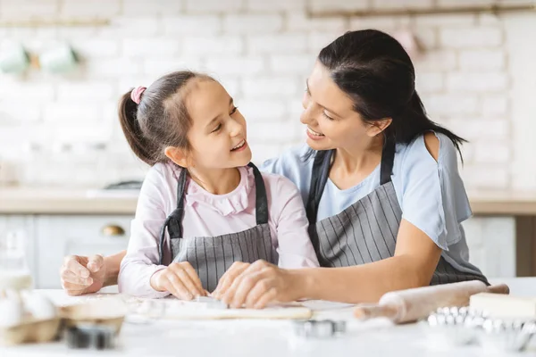 Portrait of happy mother and daughter cooking together in kitchen — Stock Photo, Image