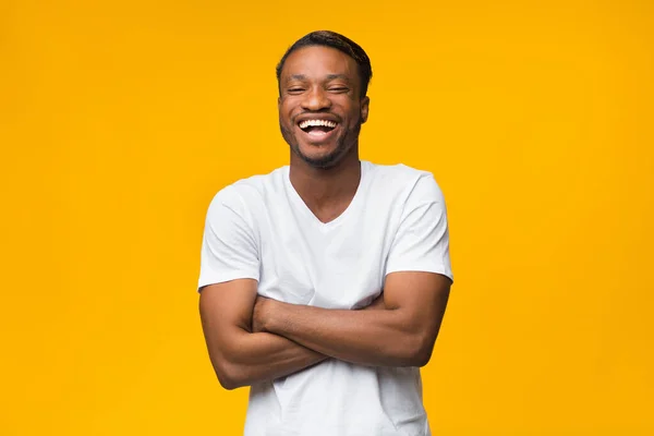 Μαύρος άνδρας γελάει διασχίζοντας τα χέρια κοιτάζοντας κάμερα, Studio Shot — Φωτογραφία Αρχείου