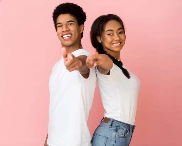 Ei, você muito feliz casal apontando os dedos para a câmera — Fotografia de Stock