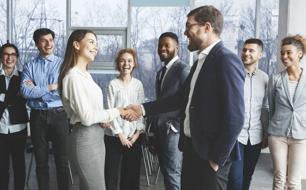 Bienvenido Jefe y mujer estrechando la mano en la oficina — Foto de Stock