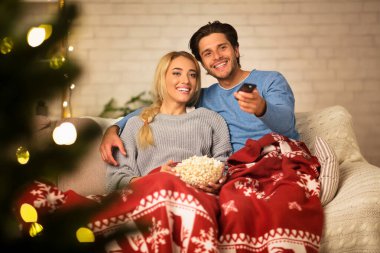 Birlikte Noel programları izliyoruz. Birbirine bağlanan çiftler.
