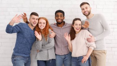 Genç arkadaşlar kameraya el sallıyor, merhaba diyorlar.