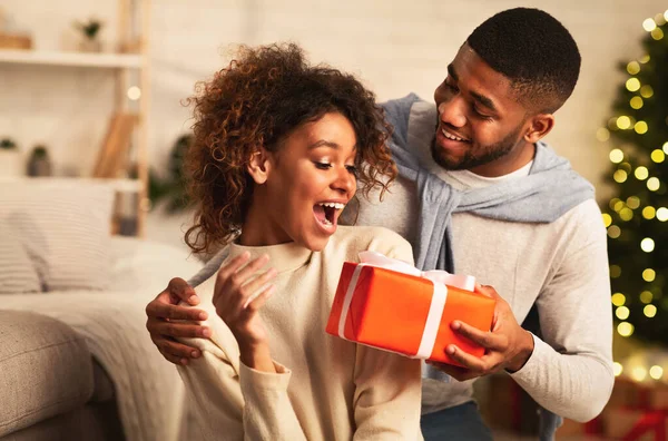 Sorpresa de Navidad. Afro hombre dando regalo de Navidad a la novia — Foto de Stock