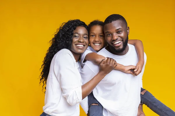 Felices padres afroamericanos posando con su hijita — Foto de Stock