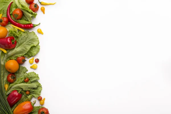 Quadro fresco e saudável de legumes diferentes em branco — Fotografia de Stock