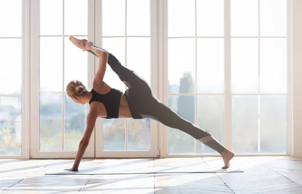 Flexibilní gymnastka dívka s ranní cvičení ve studiu — Stock fotografie
