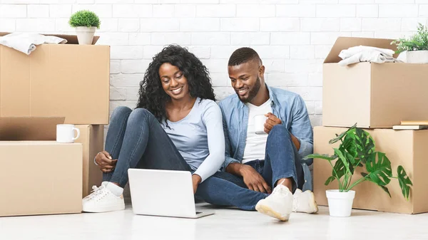 Homem feliz e mulher comprando móveis on-line para novo apartamento — Fotografia de Stock