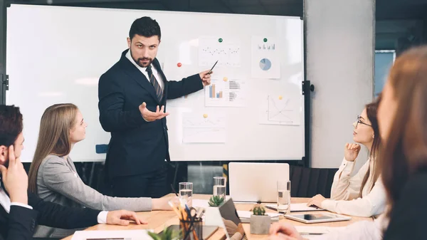 Financial manager giving presentation to colleagues at office — Stock Photo, Image