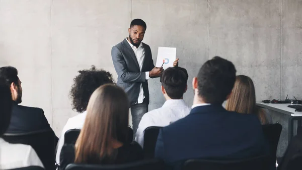 Top gerente mostrando gráfico para os colegas, fazendo apresentação — Fotografia de Stock