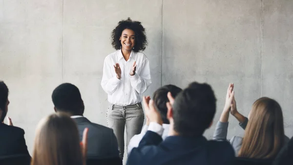 Business presentation. Grateful audience clapping hands to speaker — Stock Photo, Image