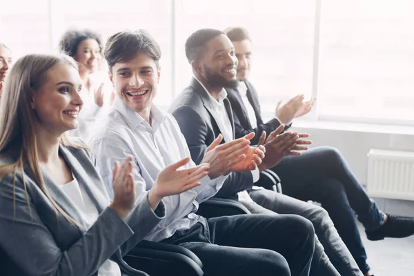 Gente feliz de negocios aplaudiendo durante la conferencia de reunión — Foto de Stock