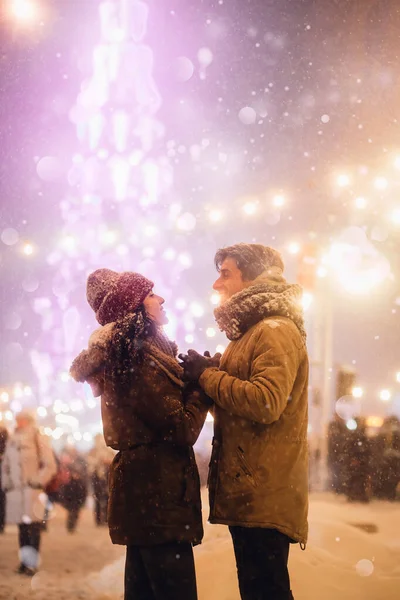 Couple Holding Hands Standing Against Christmas Tree In Night City — Stock Photo, Image