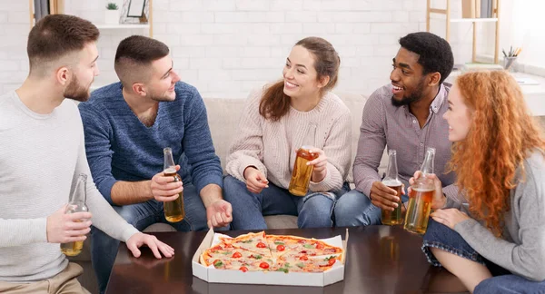 Jonge multi-etnische vrienden met pizza vieren vergadering thuis — Stockfoto