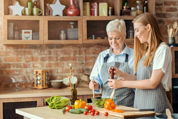 Hermosa madre e hija cocinando comida saludable juntas — Foto de Stock