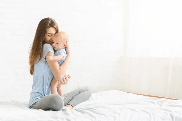 年轻女子与新生婴儿粘连的画像 — 图库照片