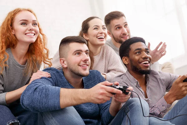 Des amis joyeux en compétition dans les jeux vidéo, s'amuser — Photo