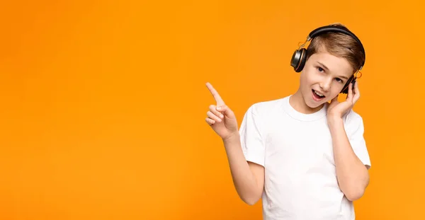 Tonåring njuter av spår på trådlöst headset, panorama — Stockfoto