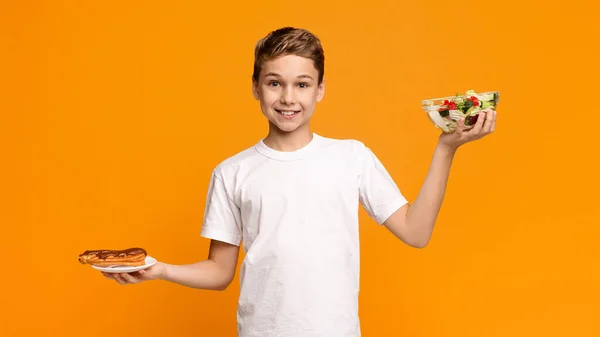 Adolescente sosteniendo ensalada fresca y rosquilla de chocolate — Foto de Stock