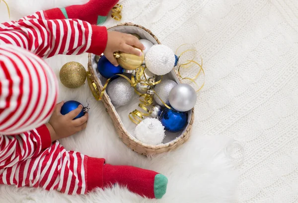 Elfo de Navidad clasificación de decoraciones navideñas, vista superior —  Fotos de Stock