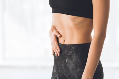 Genç bir kadın karın boşluğu üzerinde egzersiz yapıyor.