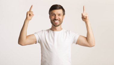 Orta yaşlı, parmağını kaldırıp kameraya gülümseyen adam, Stüdyo Çekimi