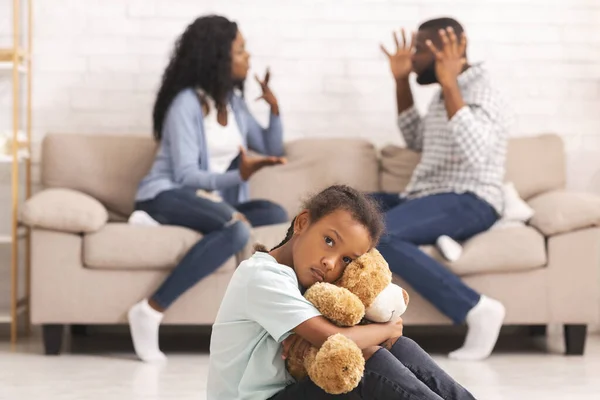 Niño que sufre de peleas de los padres, sentarse y abrazar oso de peluche — Foto de Stock