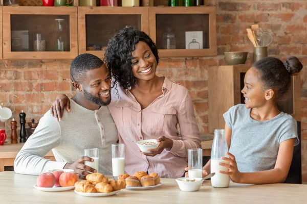Adorable familia negra de tres desayunando en la cocina — Foto de Stock