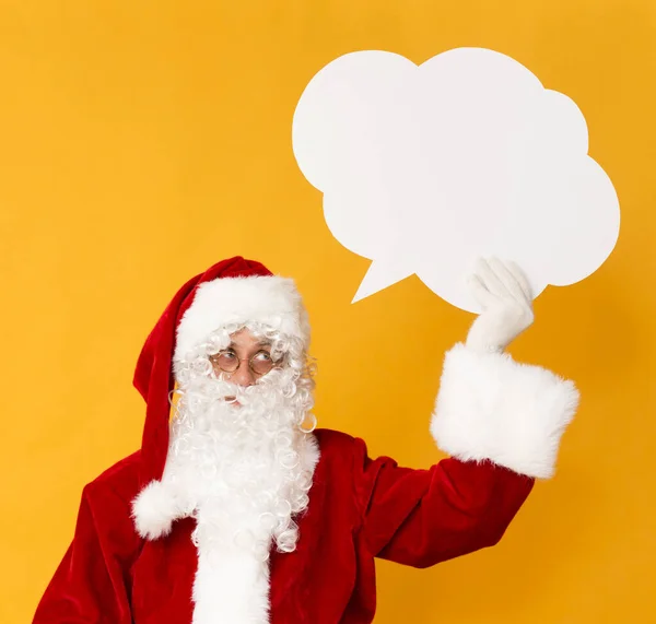 Σύγχρονη Santa Claus κρατώντας φούσκα ομιλία με αντίγραφο χώρο — Φωτογραφία Αρχείου