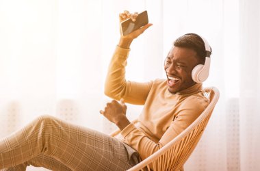Kulaklıklı Adam Telefon Kullanıyor Kapalı Oturan Şarkılar Dinliyor