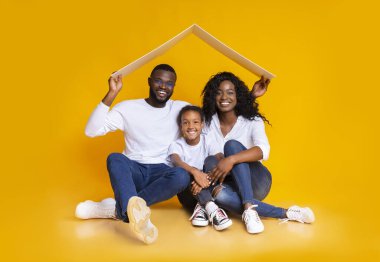 Afro Aile Sembolik Çatı Altında Oturuyor Yeni Yuvayı Düşünüyor.