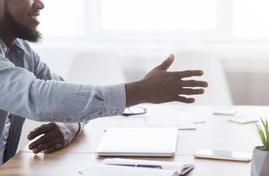 Siyahi girişimci el sıkışma teklifinde bulundu.