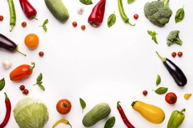 Renkli organik sebzelerin çerçevesi beyaz üzerine