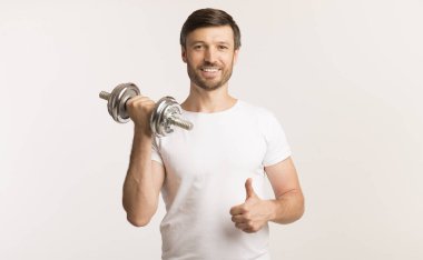 Güçlü Adam Kuklayı Tutuyor Başparmak Yukarı, Stüdyo Çekimi