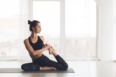 Yoga konsepti. Paspasa uzanan sportif kadın.