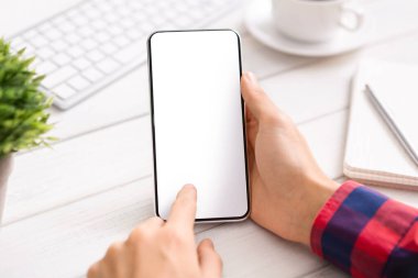 Çalışma alanında boş ekranlı akıllı telefon kullanan insanlar