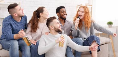 Karaoke oynama ve evde bira içme arkadaş grubu