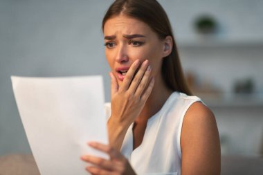 Çaresiz Kadın Vergi Okuma Bildirimi Ağzını Kapatıyor