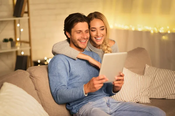 Casal feliz ter vídeo-chamada em tablet, espaço livre — Fotografia de Stock