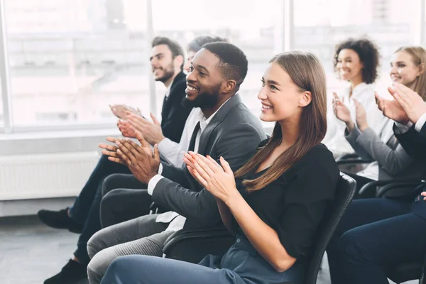 Équipe d'affaires diverses saluant haut-parleur avec applaudissements — Photo