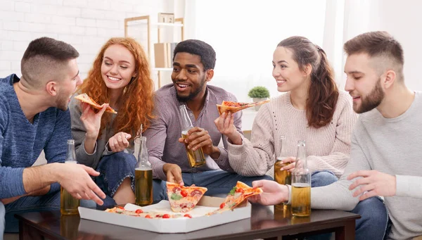 Beste vrienden die samenkomen, bier drinken en pizza eten — Stockfoto