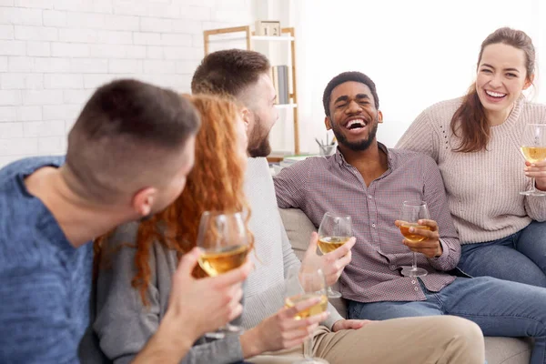 Reuniones en casa. Amigos bebiendo vino y charlando —  Fotos de Stock