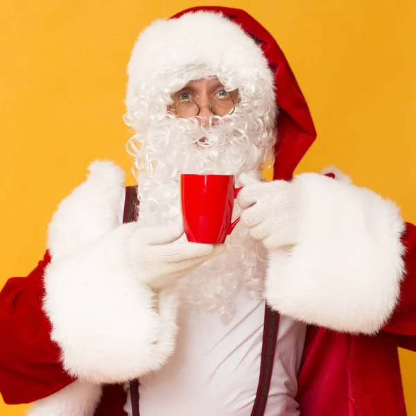 Przystojny Święty Mikołaj pije gorącą kawę i wącha smak — Zdjęcie stockowe