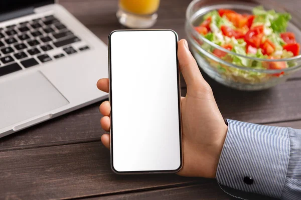 Moderní smartphone s prázdnou bílou obrazovkou v mužské ruce, detailní záběr — Stock fotografie