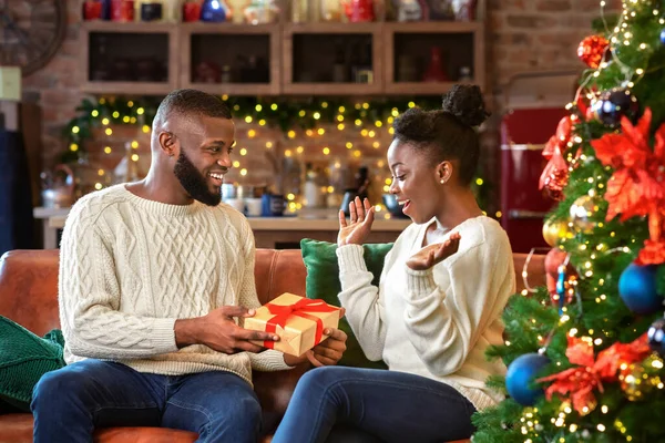 Feliz chico negro dando regalo a la esposa, felicitando con la Navidad — Foto de Stock