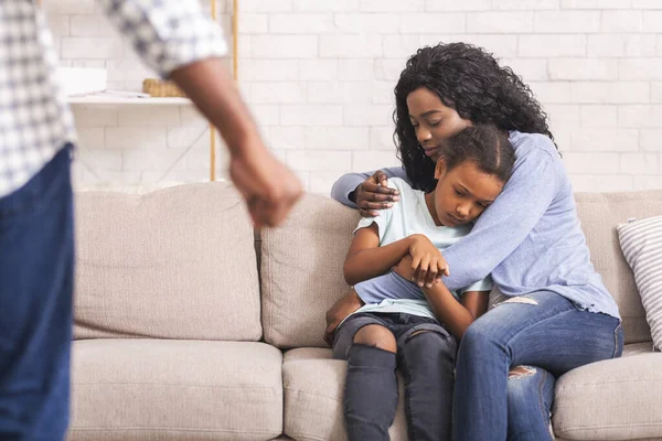 Afro mãe e filha sofrendo de violência doméstica de pai — Fotografia de Stock