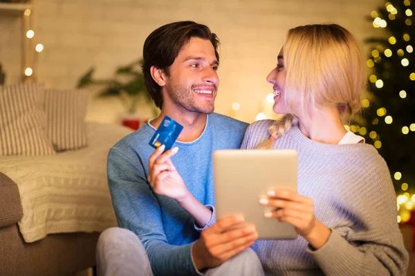 Couple se préparant pour Noël, acheter des cadeaux sur tablette — Photo
